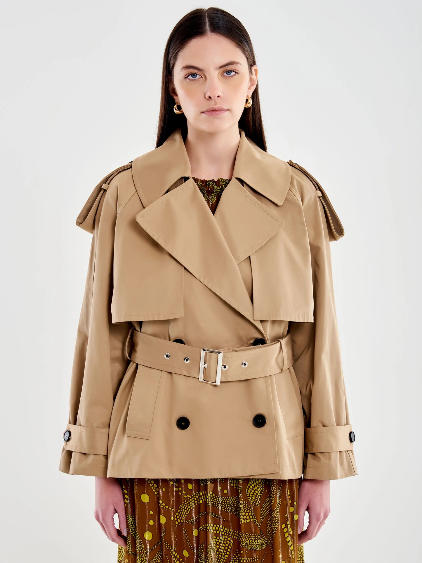 Trench corto con cintura