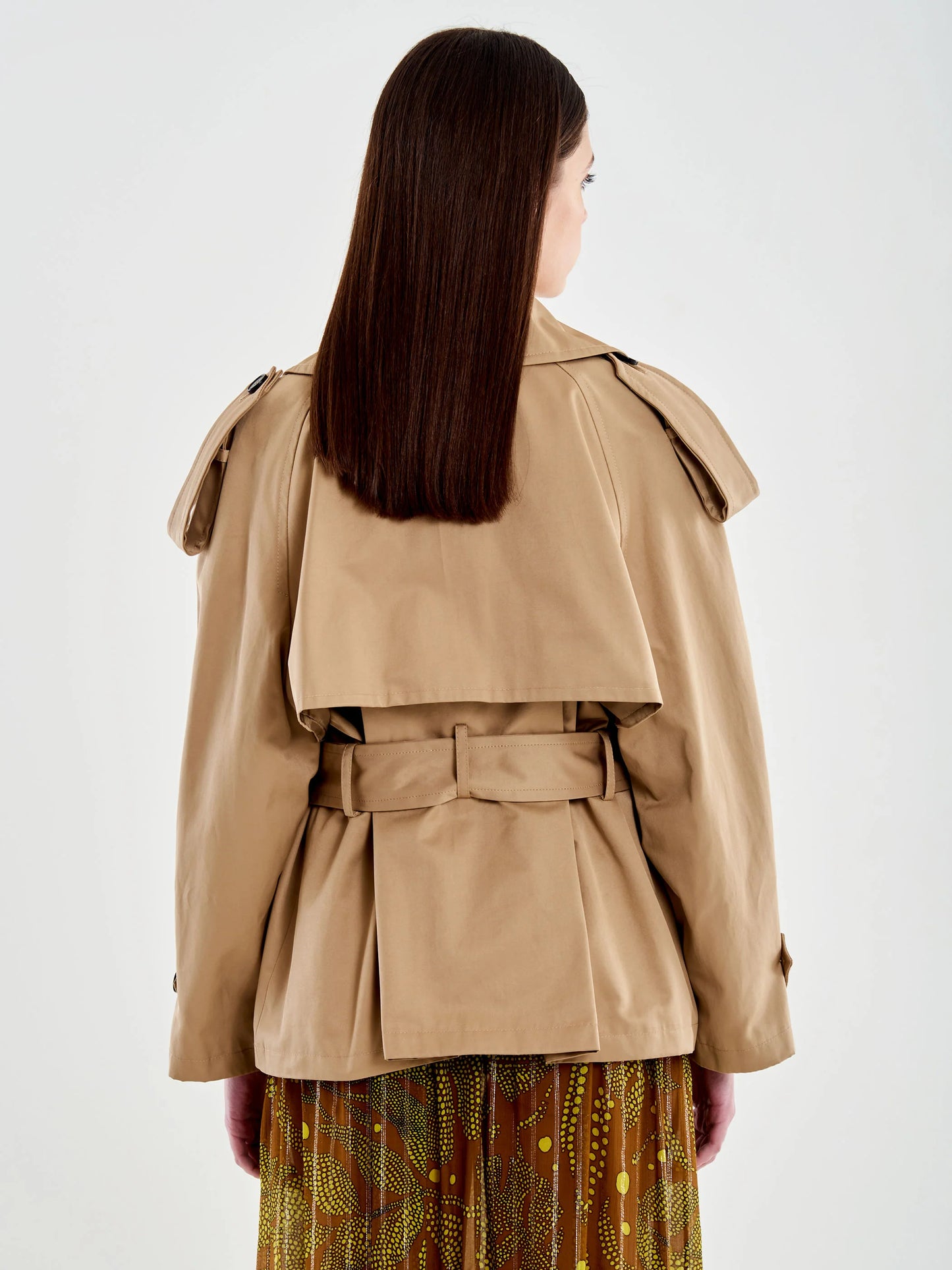 Trench corto con cintura