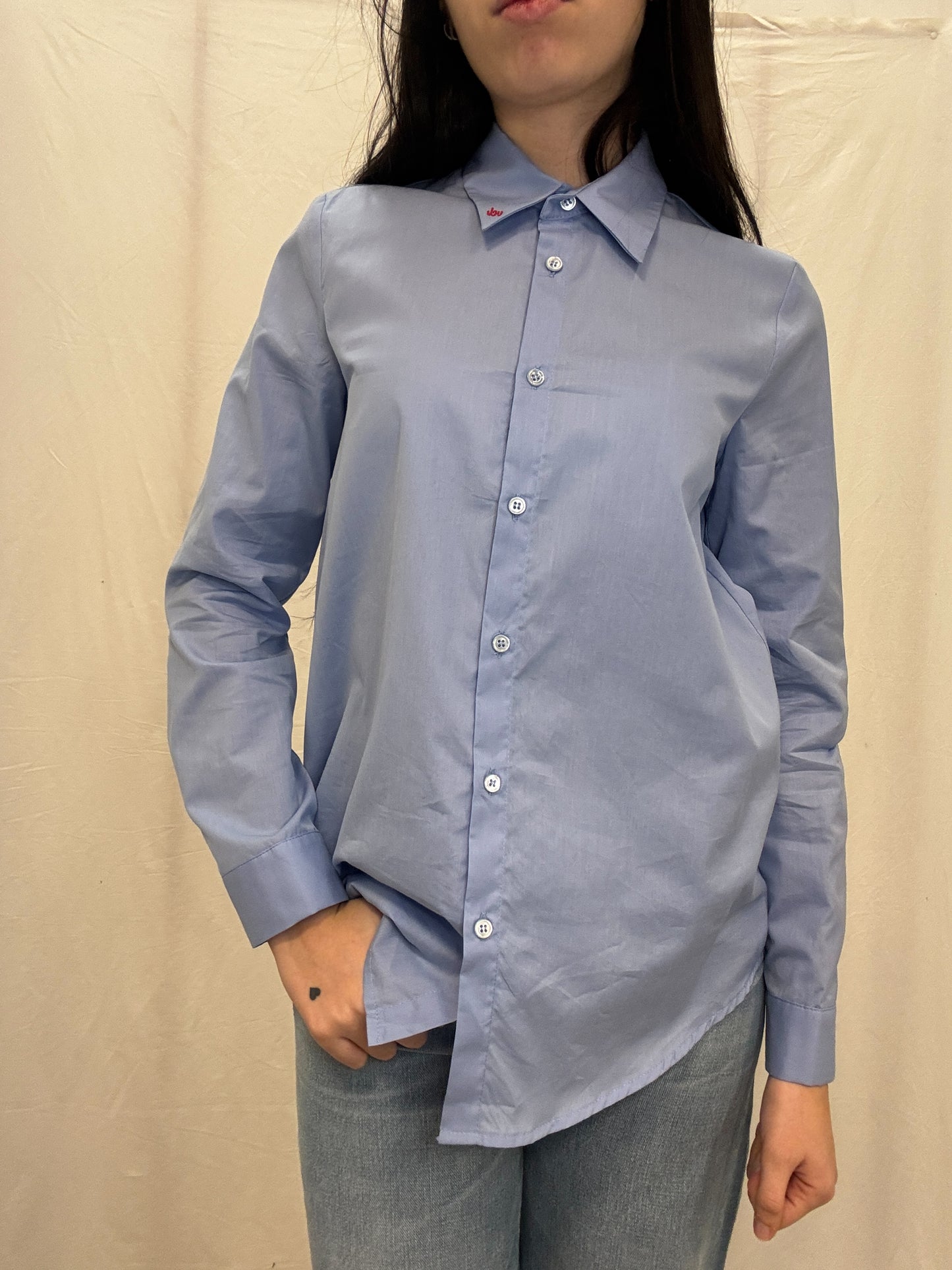 Camicia celeste con ricamo rosso