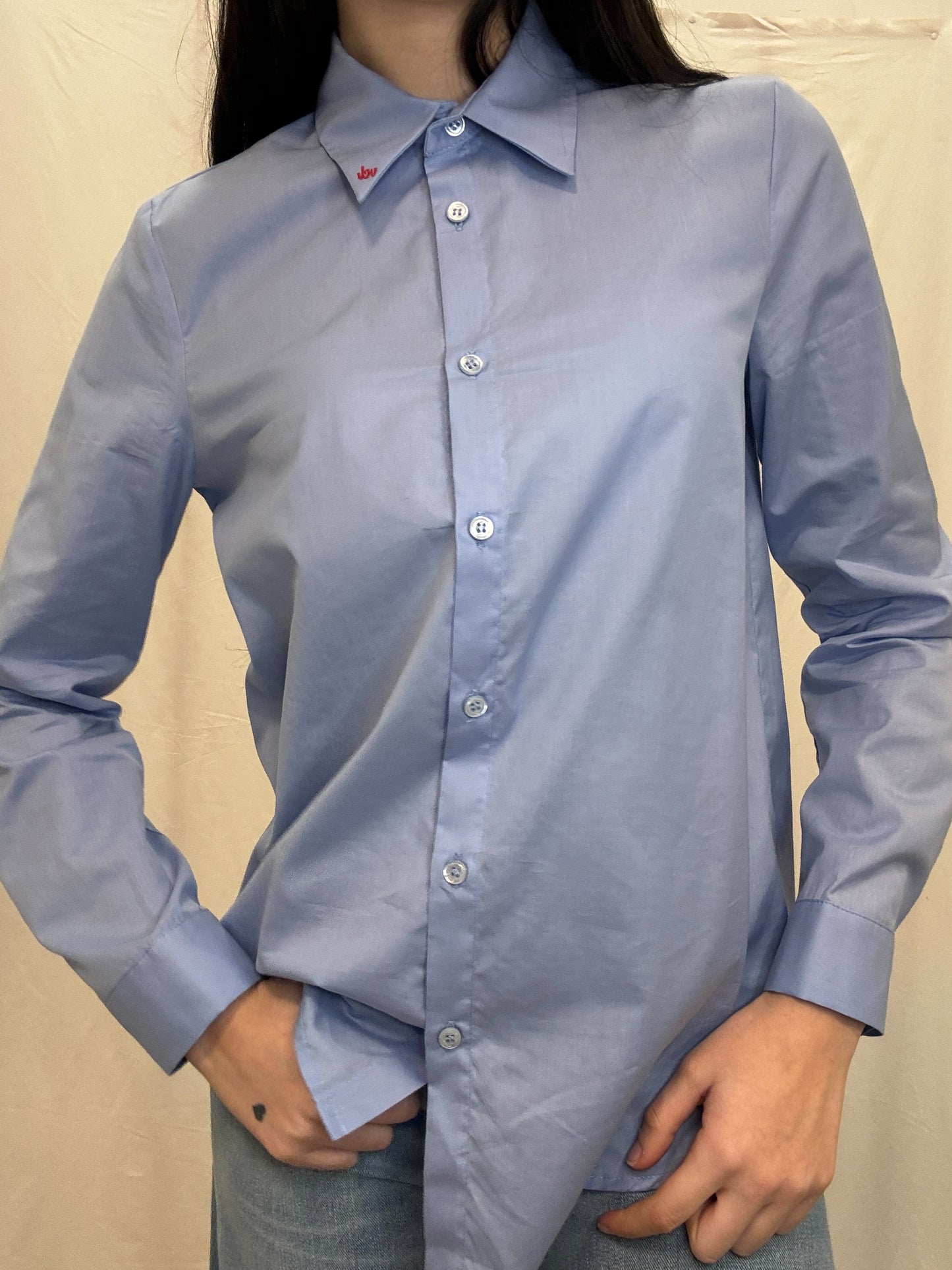 Camicia celeste con ricamo rosso