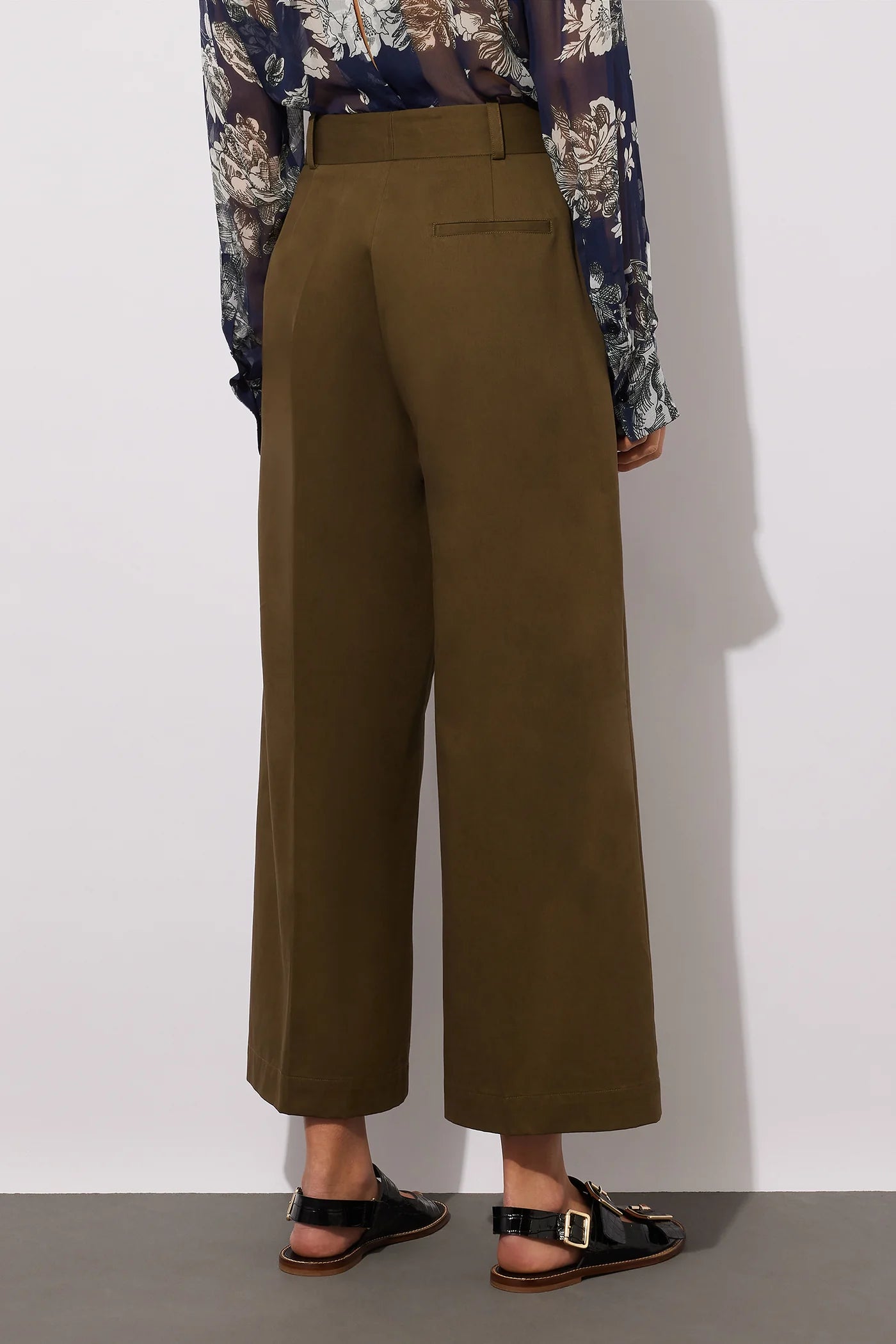Pantalone con spacchi in gabardina