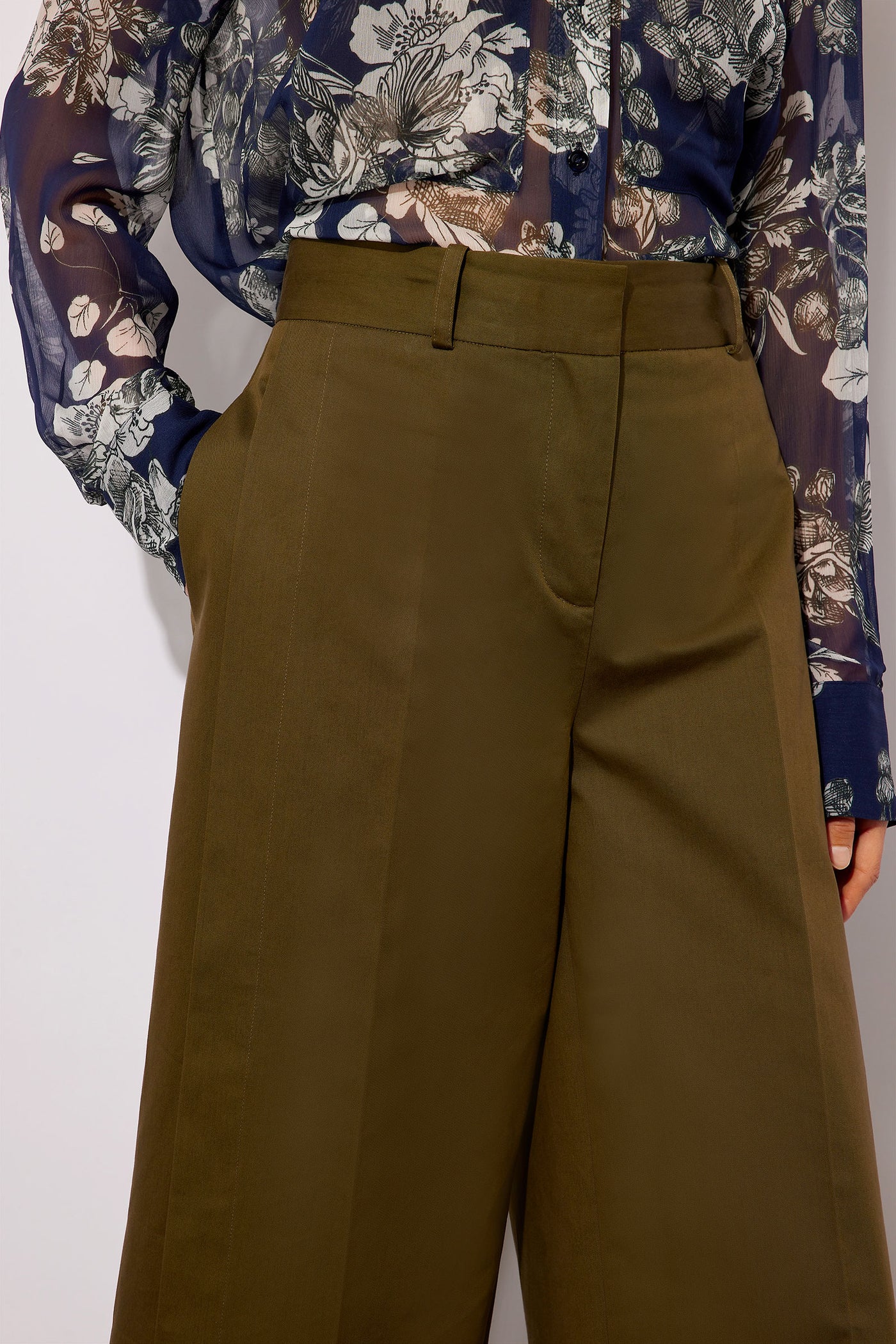 Pantalone con spacchi in gabardina