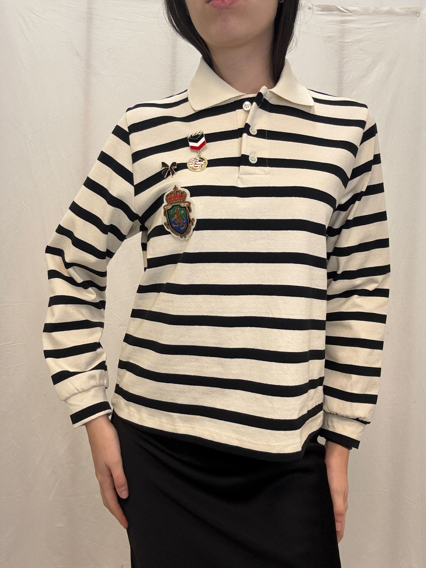 Polo a righe con spille