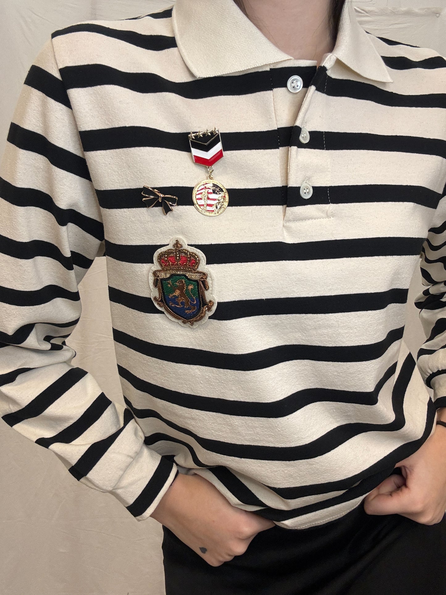 Polo a righe con spille