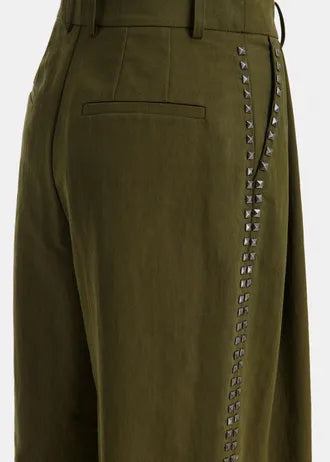 Pantaloni kaki a gamba larga con borchie