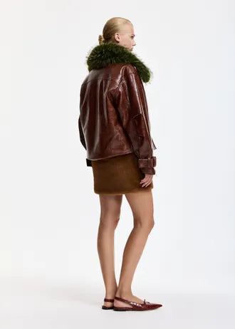 Giacca in similpelle marrone con colletto in pelliccia sintetica verde