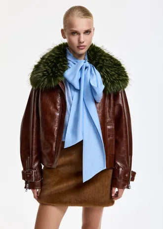 Giacca in similpelle marrone con colletto in pelliccia sintetica verde