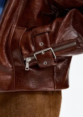 Giacca in similpelle marrone con colletto in pelliccia sintetica verde
