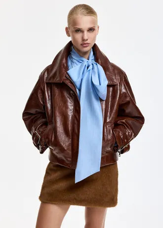 Giacca in similpelle marrone con colletto in pelliccia sintetica verde