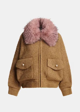 Bomber in bouclé color cammello con colletto removibile in pelliccia sintetica rosa chiaro.