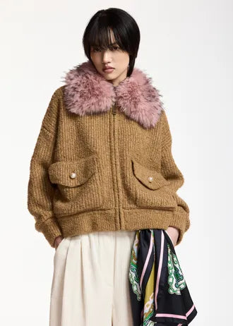 Bomber in bouclé color cammello con colletto removibile in pelliccia sintetica rosa chiaro.