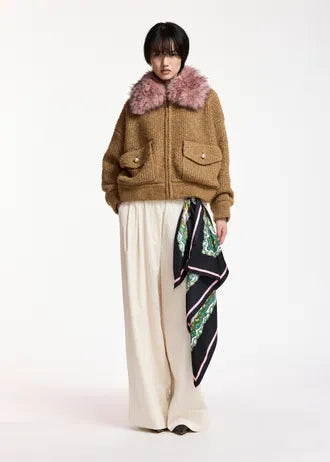 Bomber in bouclé color cammello con colletto removibile in pelliccia sintetica rosa chiaro.