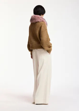 Bomber in bouclé color cammello con colletto removibile in pelliccia sintetica rosa chiaro.