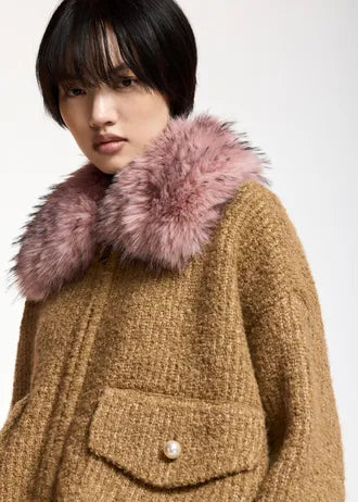 Bomber in bouclé color cammello con colletto removibile in pelliccia sintetica rosa chiaro.