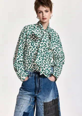 Camicia con fiocco al collo e stampa leopardata verde scuro e bianco sporco