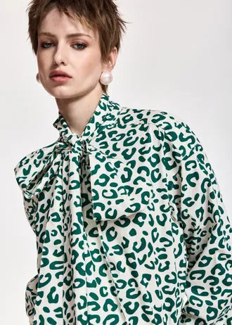 Camicia con fiocco al collo e stampa leopardata verde scuro e bianco sporco