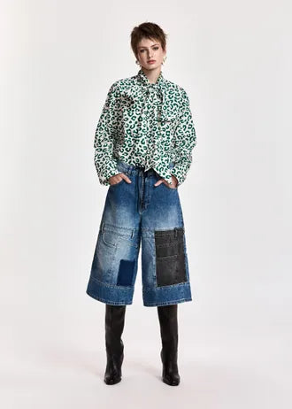 Camicia con fiocco al collo e stampa leopardata verde scuro e bianco sporco