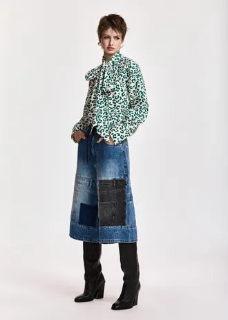 Camicia con fiocco al collo e stampa leopardata verde scuro e bianco sporco