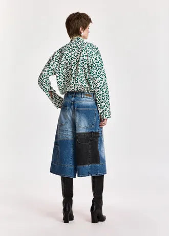 Camicia con fiocco al collo e stampa leopardata verde scuro e bianco sporco