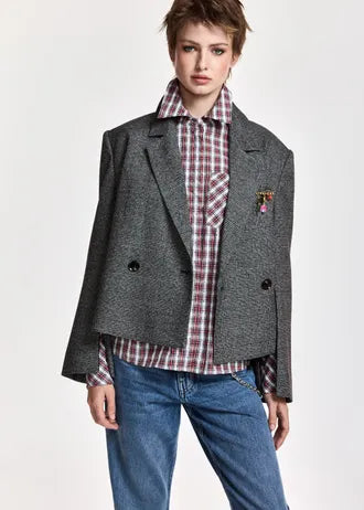 Blazer corto doppiopetto a quadri grigio e nero, con zip sotto il braccio