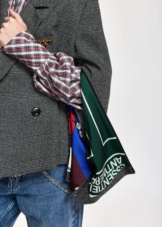 Blazer corto doppiopetto a quadri grigio e nero, con zip sotto il braccio