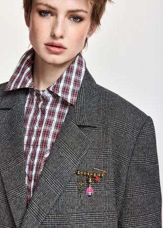 Blazer corto doppiopetto a quadri grigio e nero, con zip sotto il braccio