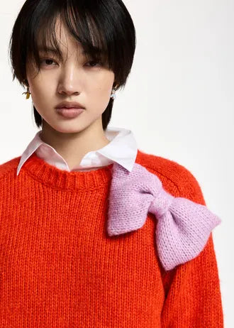 Maglione con fiocco rosso e rosa