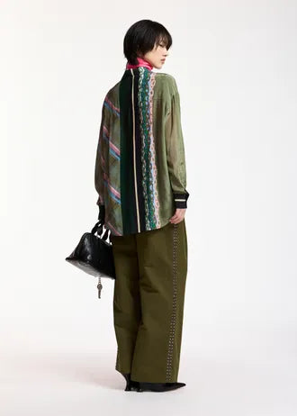Pantaloni kaki a gamba larga con borchie