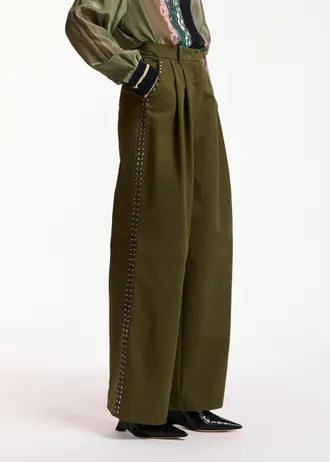 Pantaloni kaki a gamba larga con borchie