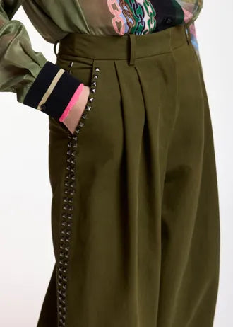 Pantaloni kaki a gamba larga con borchie
