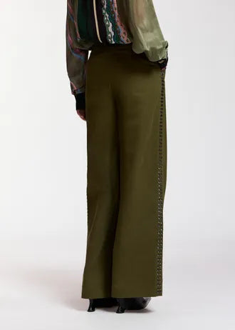 Pantaloni kaki a gamba larga con borchie