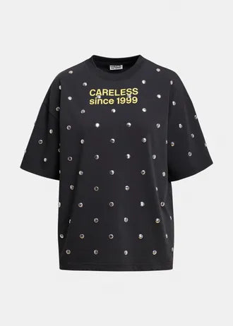T-shirt grigio scuro e gialla con scritta decorata e borchie