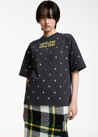 T-shirt grigio scuro e gialla con scritta decorata e borchie